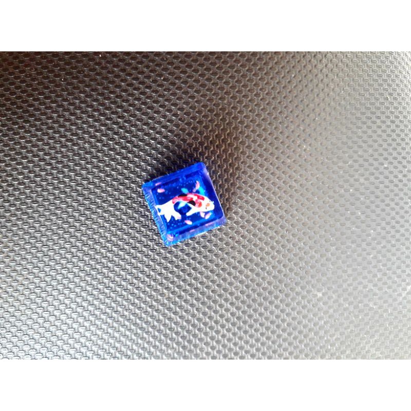 Keycap resin cá koi hiệu ứng cánh hoa anh đào.