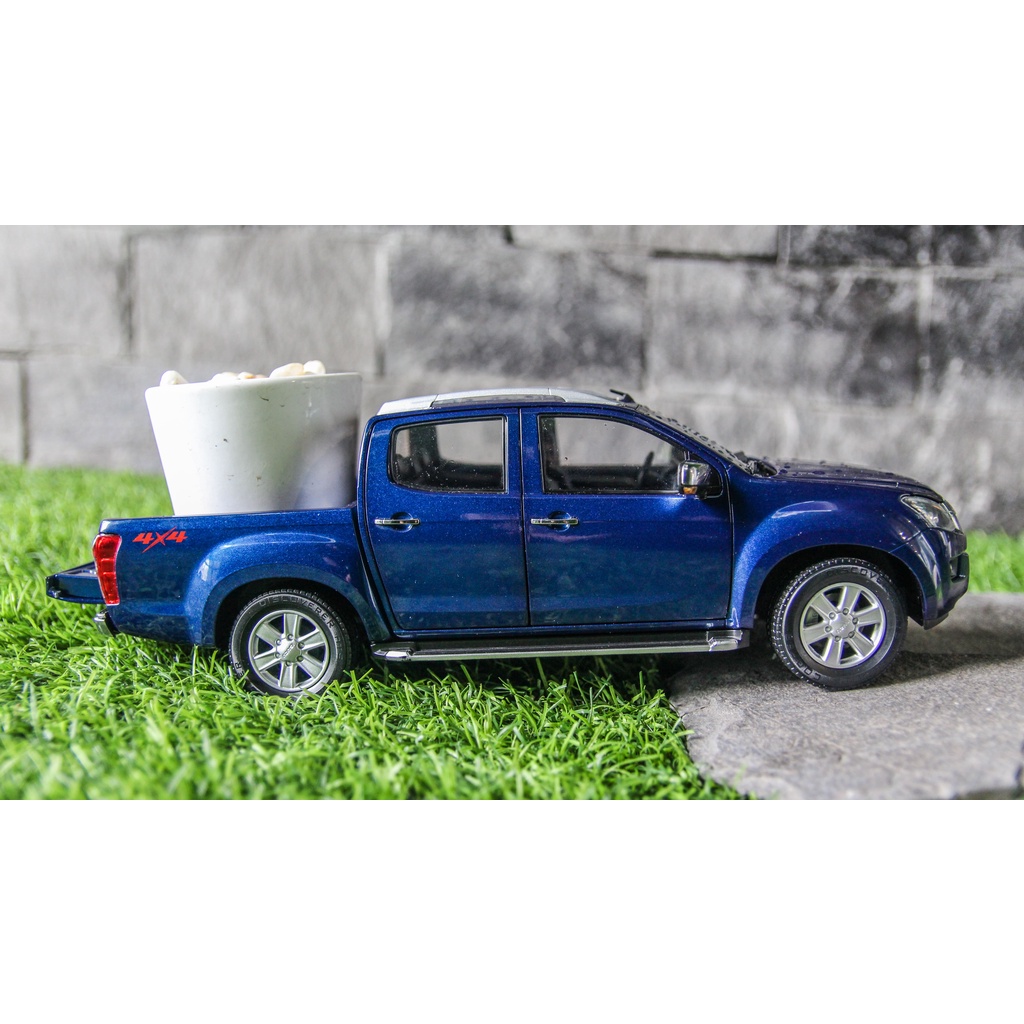 Mô hình xe Isuzu D-Max 4x4 1:18 Dealer