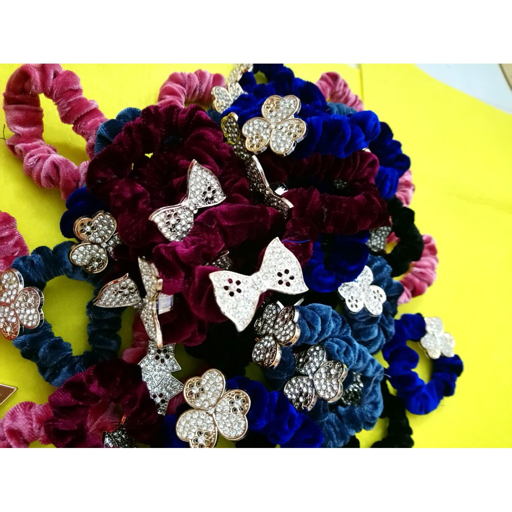 Combo 10 cột tóc nhung đính đá siêu sang như hình. Ở ngoài lấp lánh hơn hình. Lấy đủ màu ngẫu nhiên. Màu nào cũng đẹp.