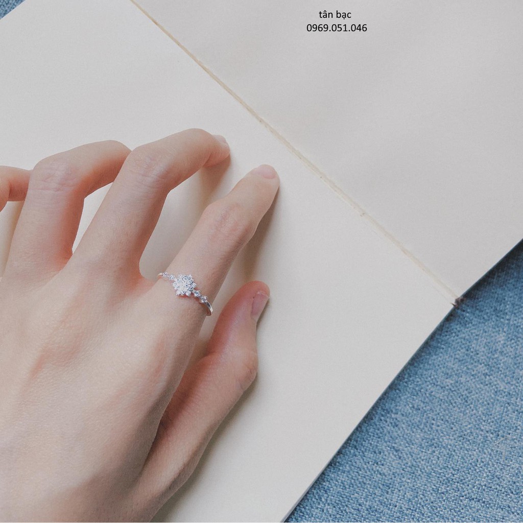 vẻ đẹp không thể từ trối , nhẫn nữ bạc ta , hàng làm kỹ sắc nét từng chi tiết sản phẩm rất dễ phối cùng với nhiều đồ ạ