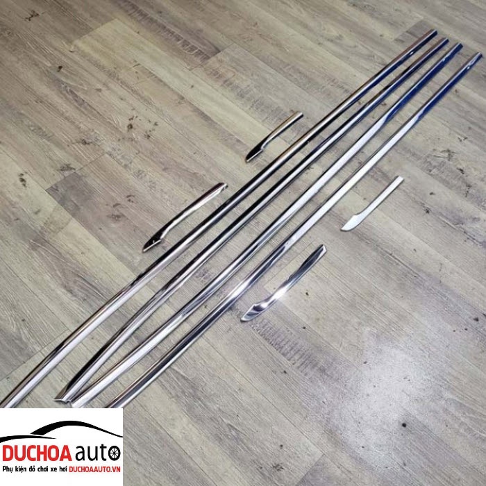 Nẹp chân kính inox xe Toyota Altis 2022-2023