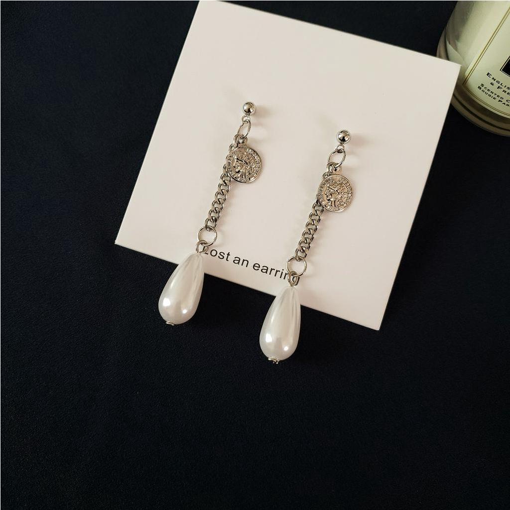 Khuyên tai 22642 hình tròn khắc chân dung phối ngọc trai phong cách bất đối xứng Nhật Hàn