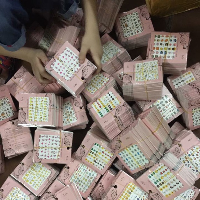 Tấm dán mong tay