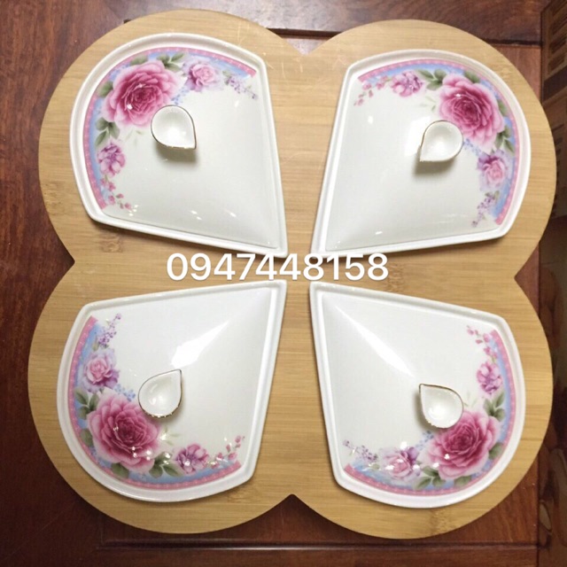 Khay đựng mứt bằng sứ 4 cánh đế gỗ