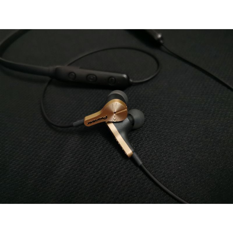 Tai nghe bluetooth với củ tai Pioneer Rayz