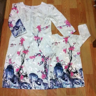 Áo dài cách tân mẹ và bé mẫu hoa đào (shop chuongvang)