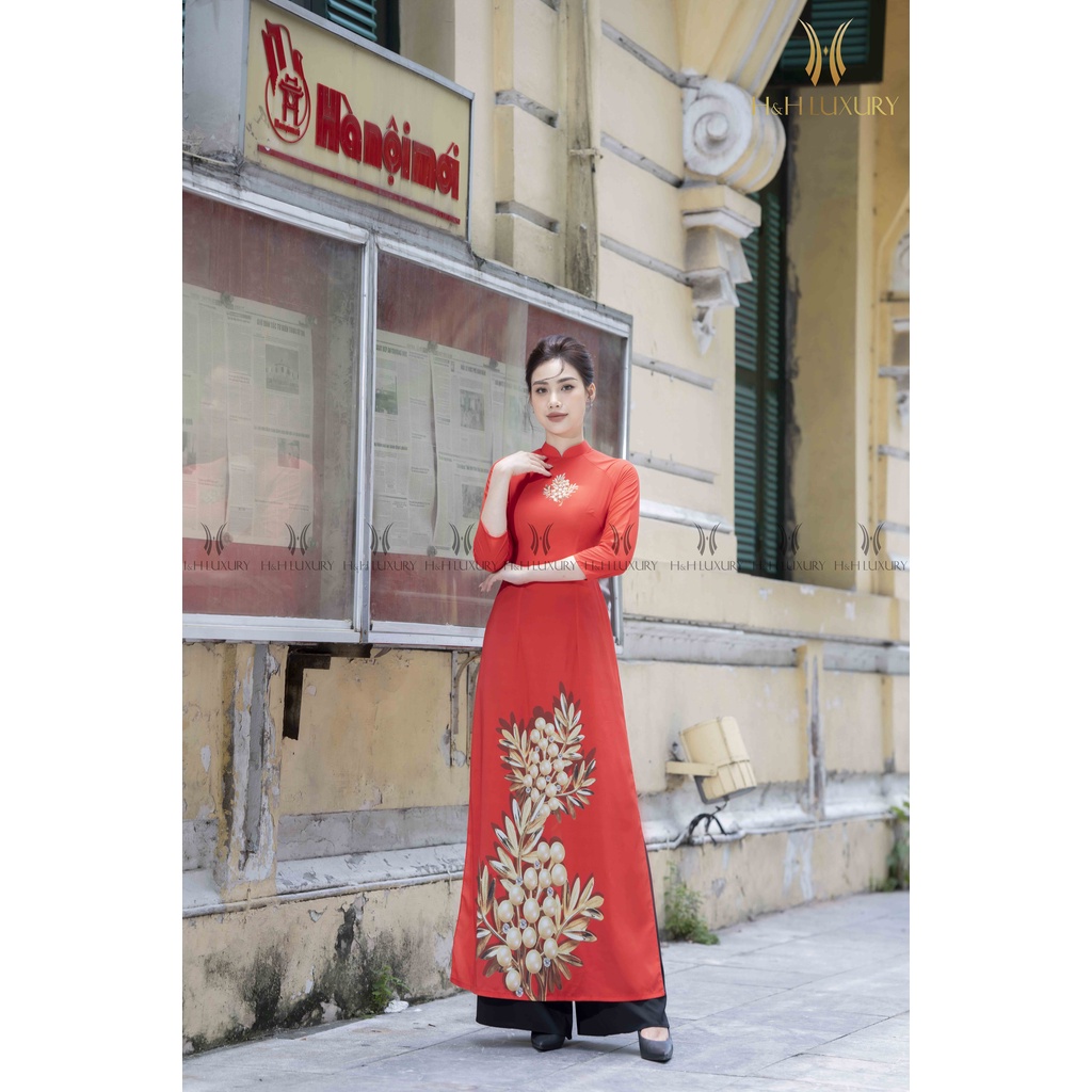 Áo dài lụa đỏ họa tiết vàng đồng có cổ
