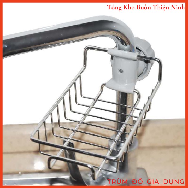 Giá inox để giẻ rửa chén bát, cọ xoong, bàn chải, xà bông gắn vòi nước bồn rửa bát