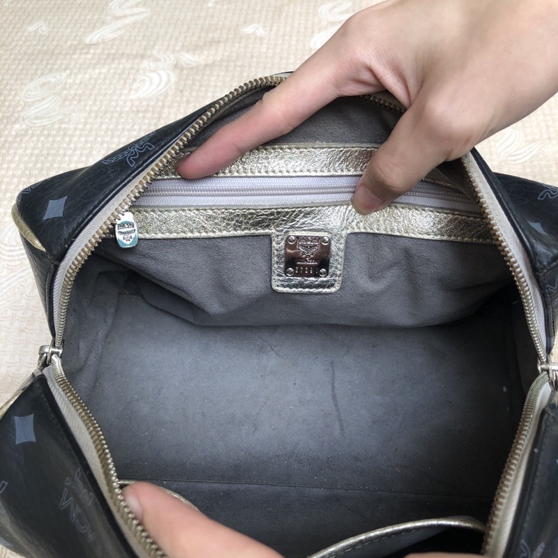 Túi chuẩn si. Túi qua sử dụng. Khách vui lòng xem hình nếu muốn biết thêm thông tin sản phẩm mời khách vô chat . Thanks.