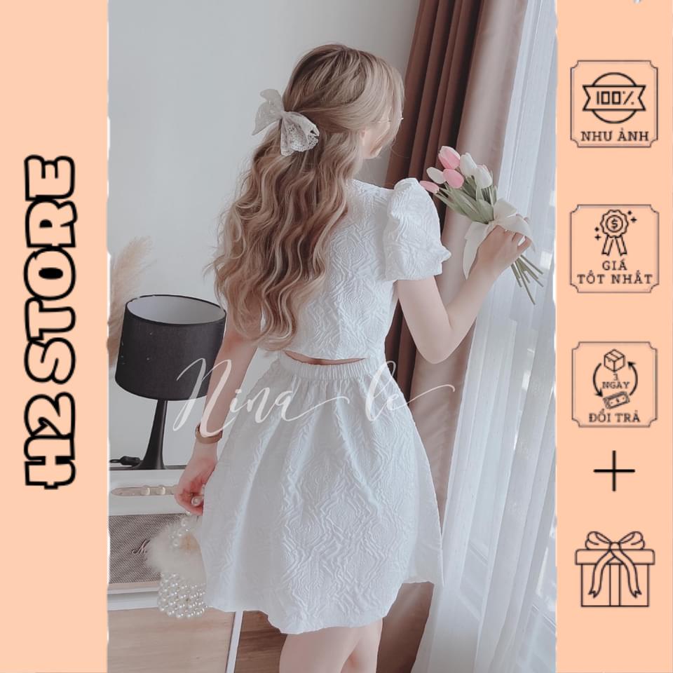 Váy trắng gấm cúc ngọc chun lưng sau cổ V tay bồng