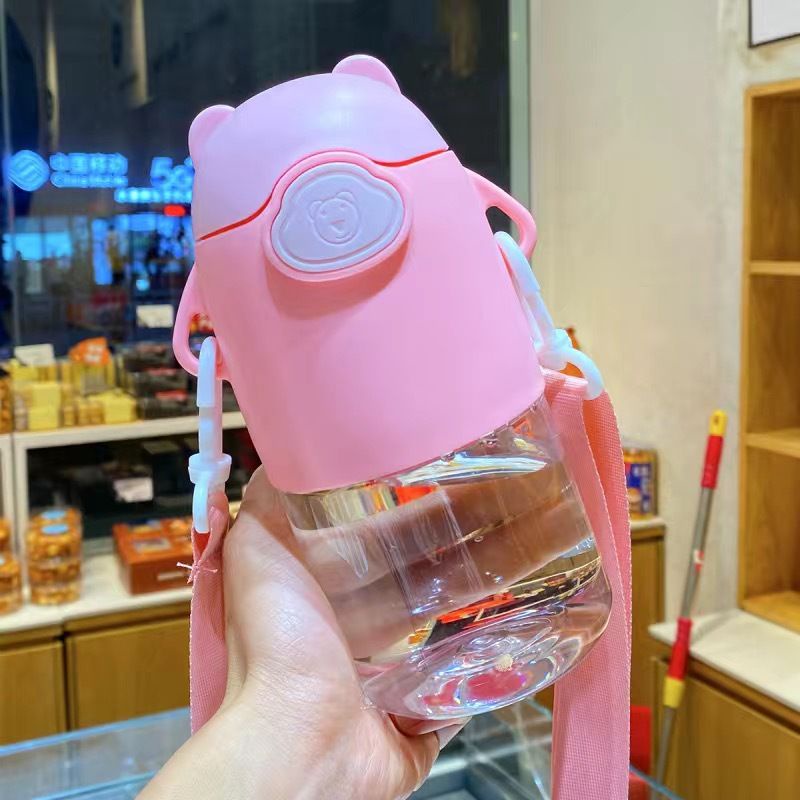 Bình nước hình gấu 600ml có sticker 3D và dán kèm dây đeo siêu dễ thương