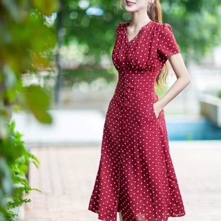 Váy đỏ chấm bi tay bồng