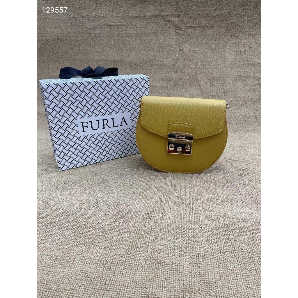 Túi đeo chéo nữ FUR_LA ME_TRO_POLIS  chi tiết chuẩn, từ đường keo mũi chỉ đến logo khắc đều sắc nét.