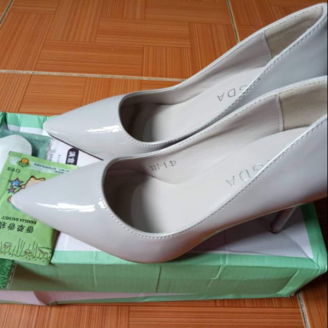 Giày gót nhọn size 31 màu xám bạc