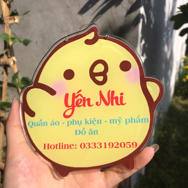 Bảng hiệu mika con gà vàng cute_ bảng treo shop