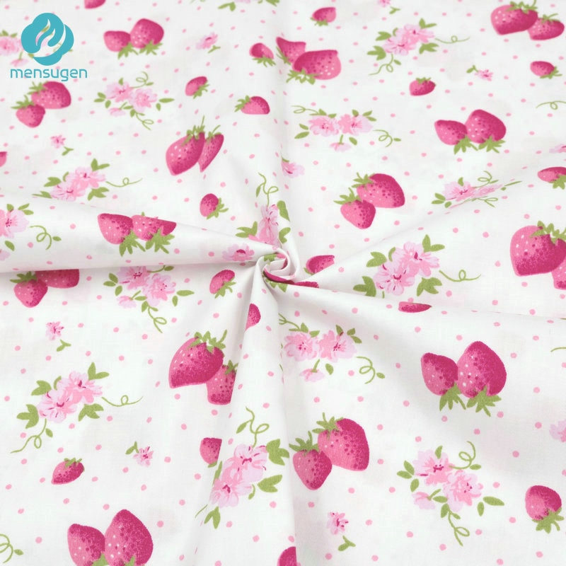Tấm vải Cotton họa tiết quả dâu tây dùng để may quần áo em bé
