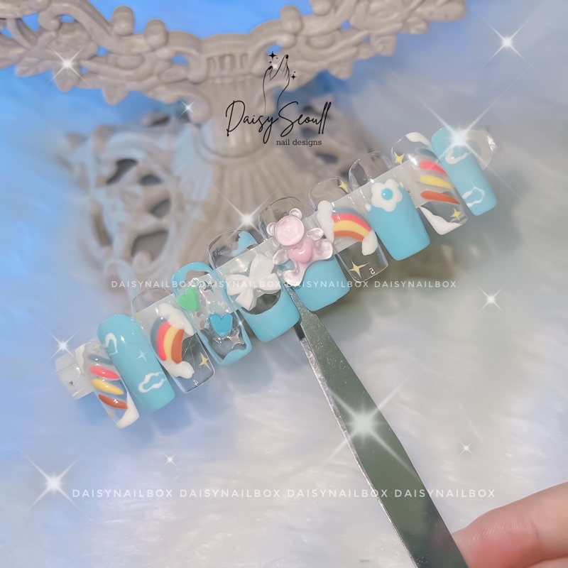 Nailbox trong suốt thiết kế đính charm gấu cầu vồng