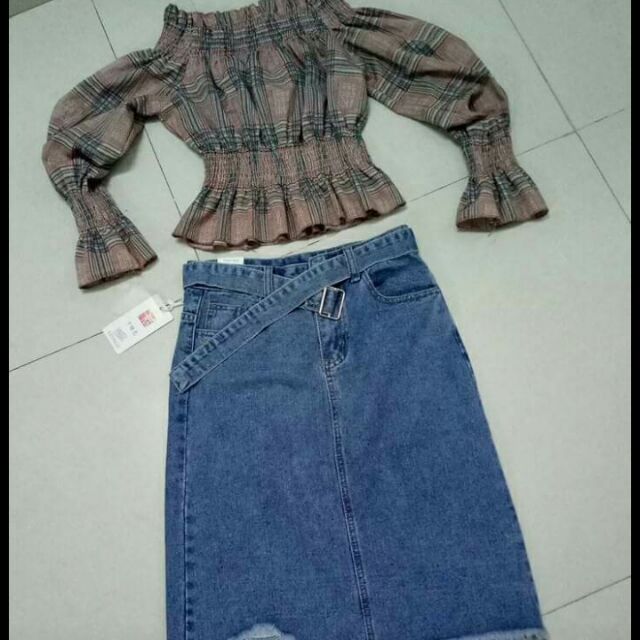 Bán cái váy zin hàng new size 50 kí đổ về mặc thoải mái kèm dây nịch và áo trễ vai caro nhúm. Áo nhúm có bo thun co giãn