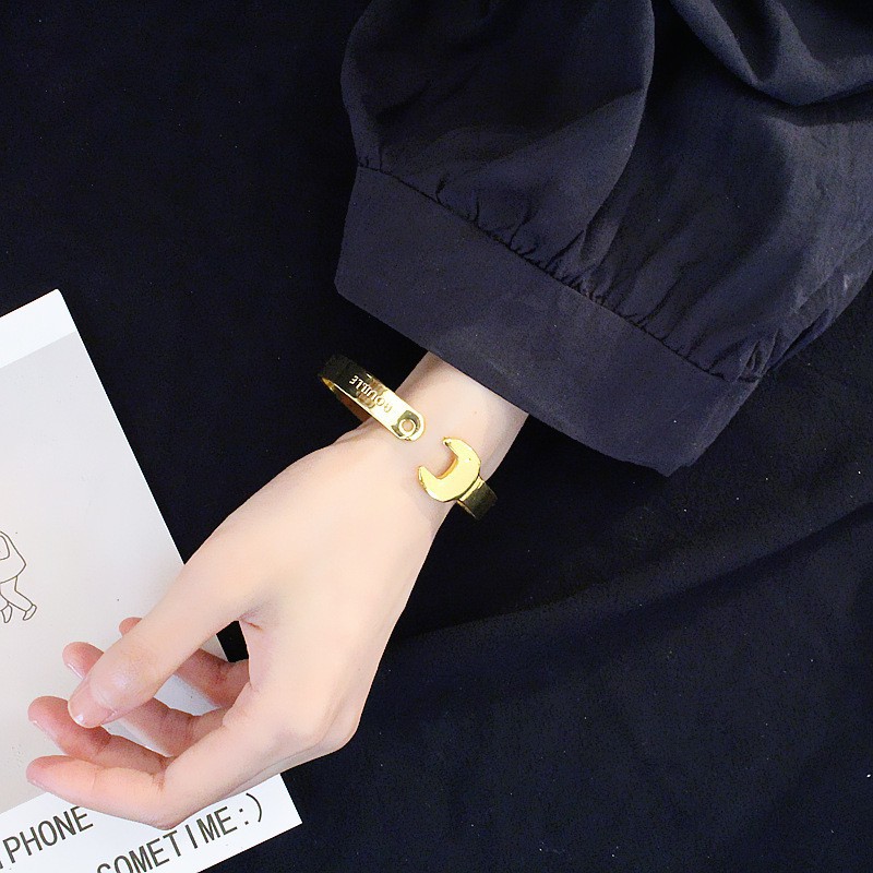 [siêu rẻ] Vòng tay nam nữ hở hình cờ lê VT004CL chất liệu titan