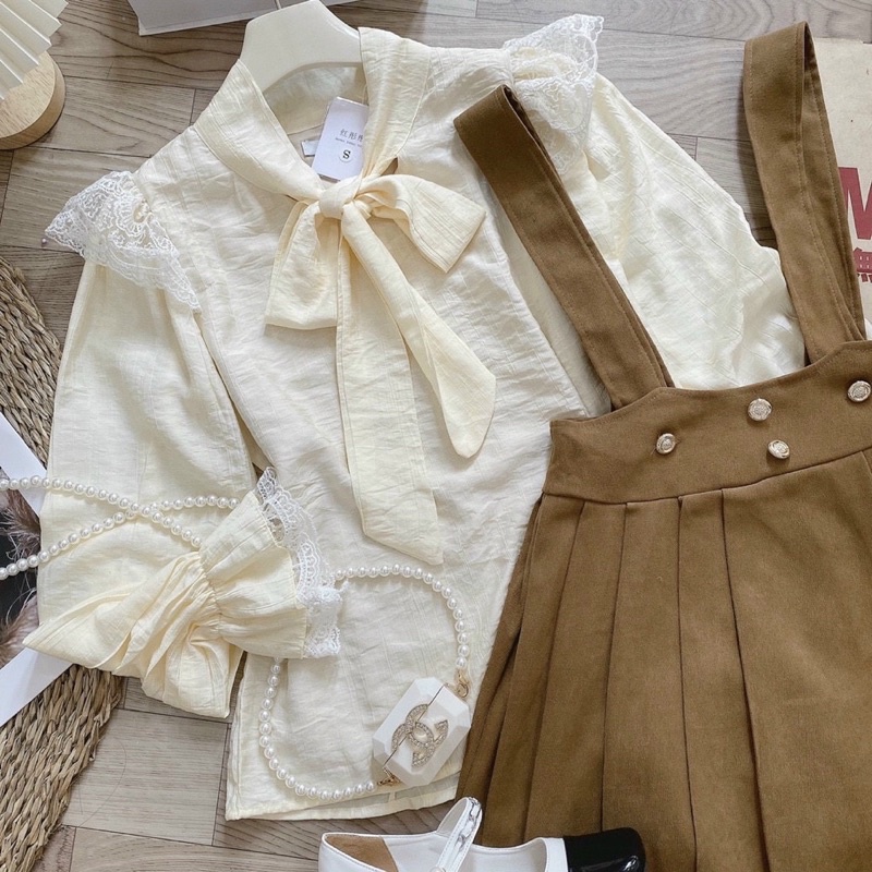 Set áo sơ mi nude tay ren với váy yếm nâu