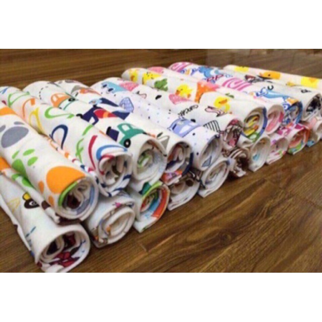 Yếm tam giác có nút cài cho bé