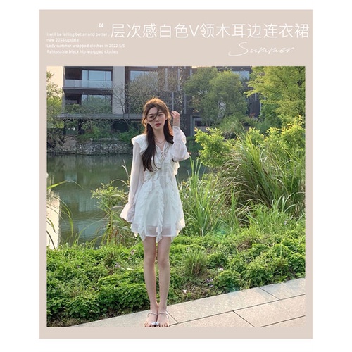 White lotus leaf edge v-collar chiffon dress a woman with long sleeves in summer shows a thin temperament and a short skirt in her first love.