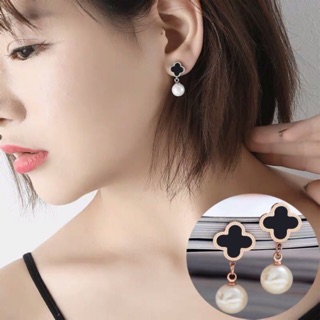 Khuyên tai titan cỏ 4 lá sơn đen KTZ20