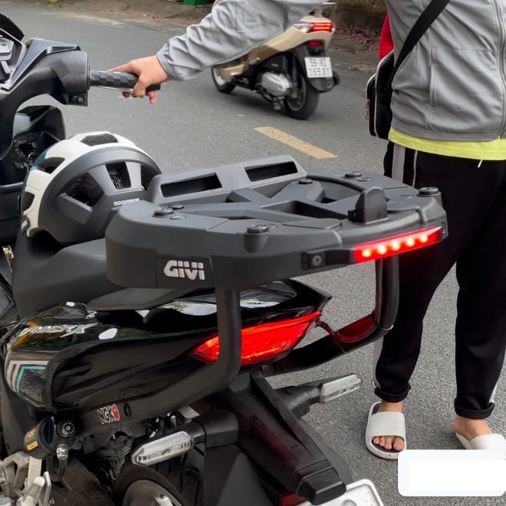 Đế thùng sau GIVI M7MN-S có đèn led cảnh báo nhựa PP nguyên sinh gắn thùng sau xe máy GIVI chính hãng