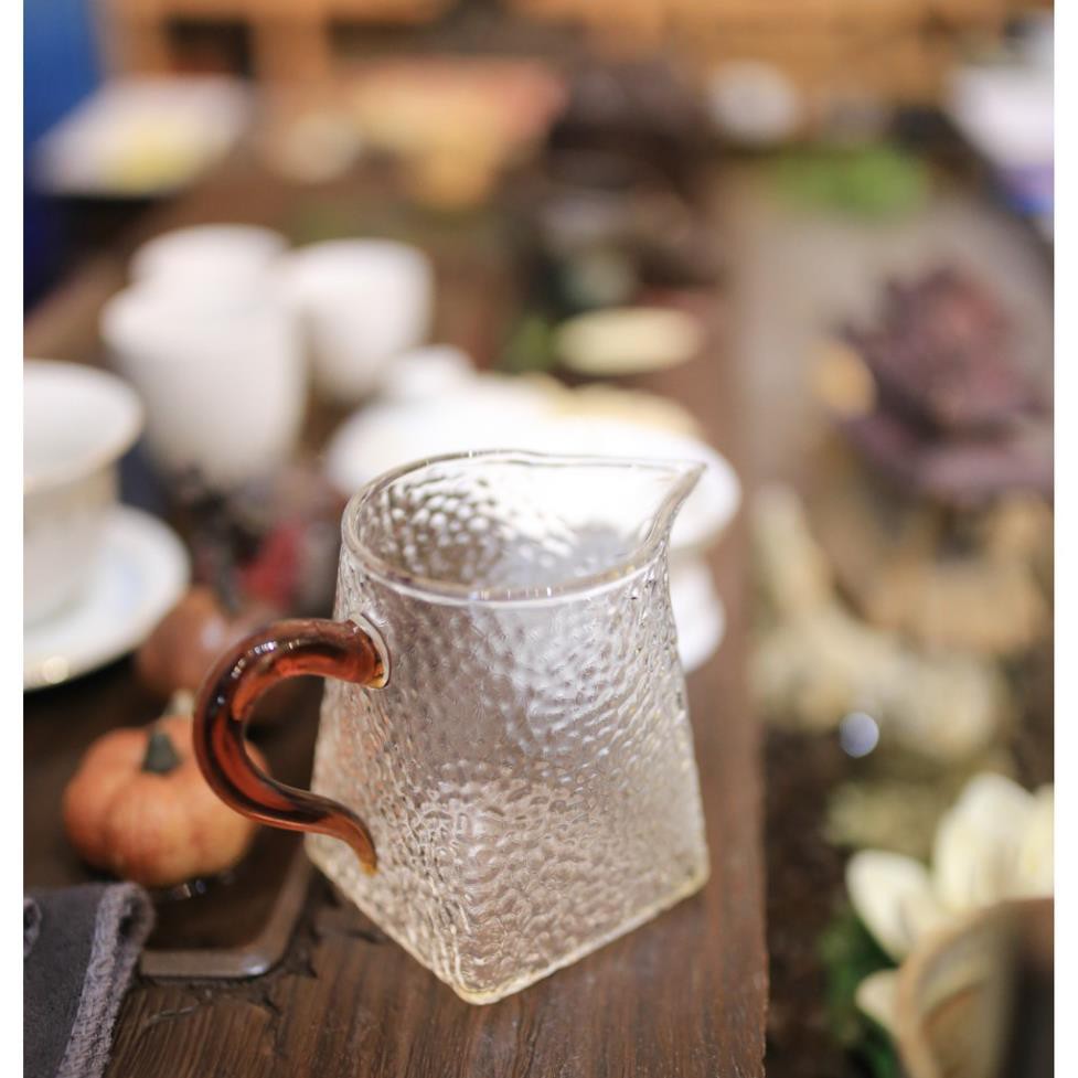 Tống thủy tinh có quai, tống thủy tinh rót trà, dụng cụ trà đạo, trà cụ, tống rót trà cao cấp, trà cụ tinh tế.