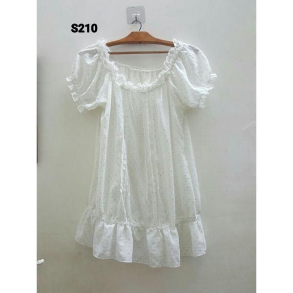 ÁO TRỄ VAI CHẤM BI