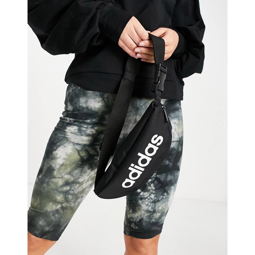 (HÀNG XUẤT XỊN) Túi bao tử das đen logo chữ dọc DAILY WAIST BAG BLACK GE1113 Kích thước: 15 cm x 27 cm x 9 cm
