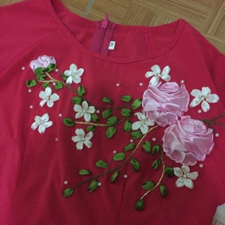 Áo dài lụa nhật thêu hoa ruy băng trên nền áo