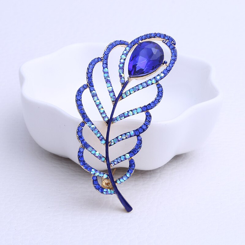 Ghim cài áo hình lông công đính pha lê tinh tế cho tiệc cưới