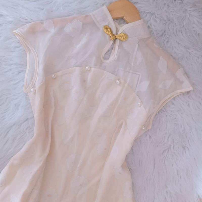 Sườn xám có sẵn cách tân uzaang hoa nổi đính Ngọc hở lưng hai lớp vô cùng nữ tính trung hoa