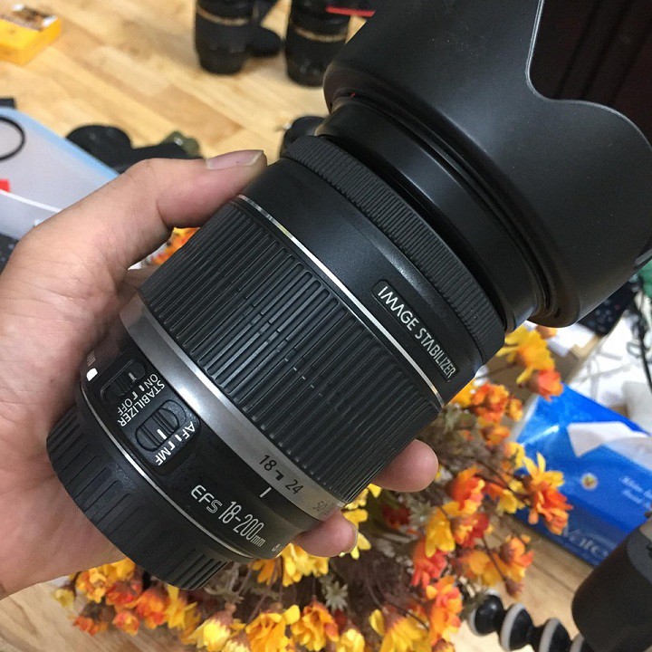 Ống kính Canon EF-S 18-200 is Ống kính dải rộng cho máy Crop Canon