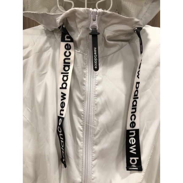 Áo khoác dáng dài dây rút eo có nón New Balance màu trắng chính hãng