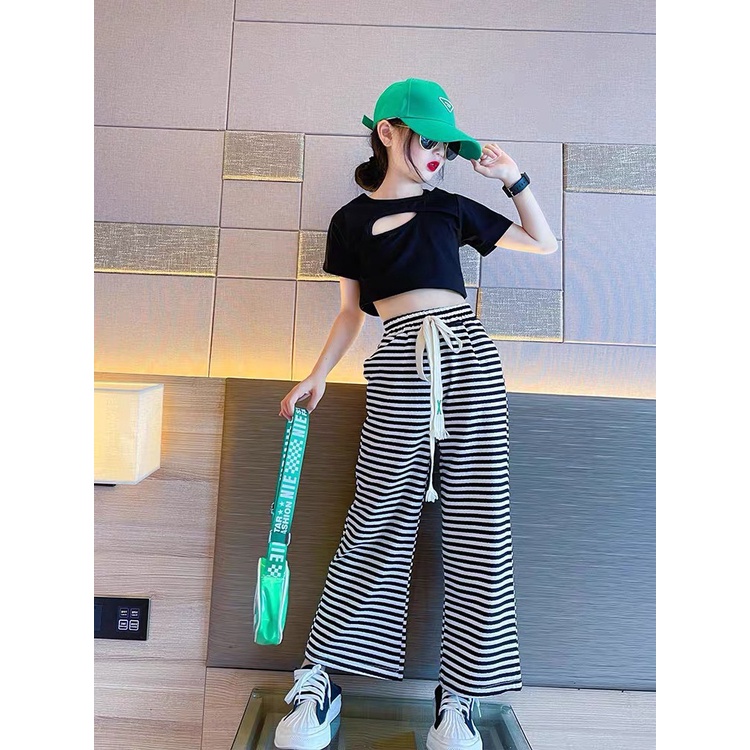 Bộ áo đen cut quần kẻ loe bé gái