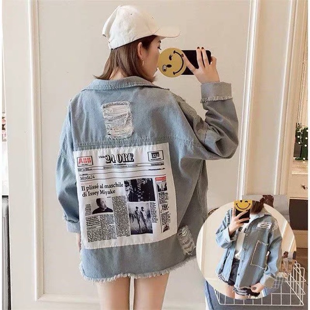 Áo khoác jean xanh form rộng dây kéo tay - áo in báo có túi chứa điện thoại cực chất
