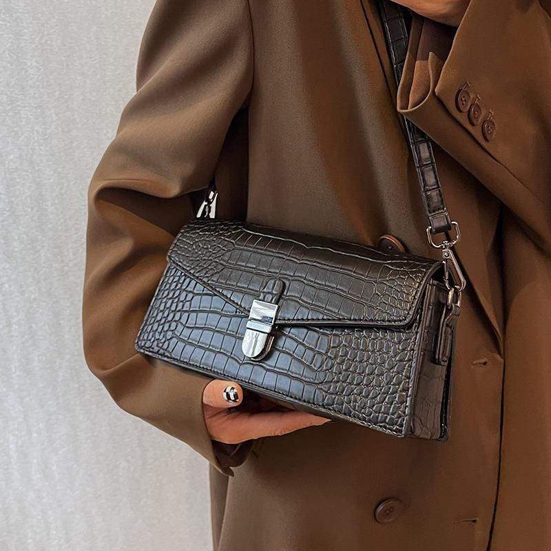 Túi đeo chéo IELGY hình vuông nhỏ vân da cá sấu màu đen cao cấp cho nữ