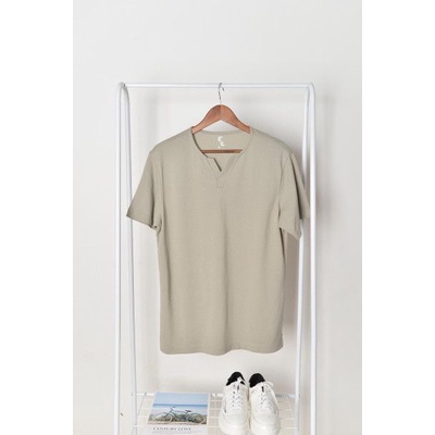 Áo thun tay ngắn cổ tròn xẻ chữ V D.U