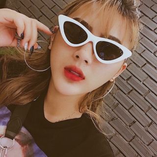 Kính mắt mèo viền trắng