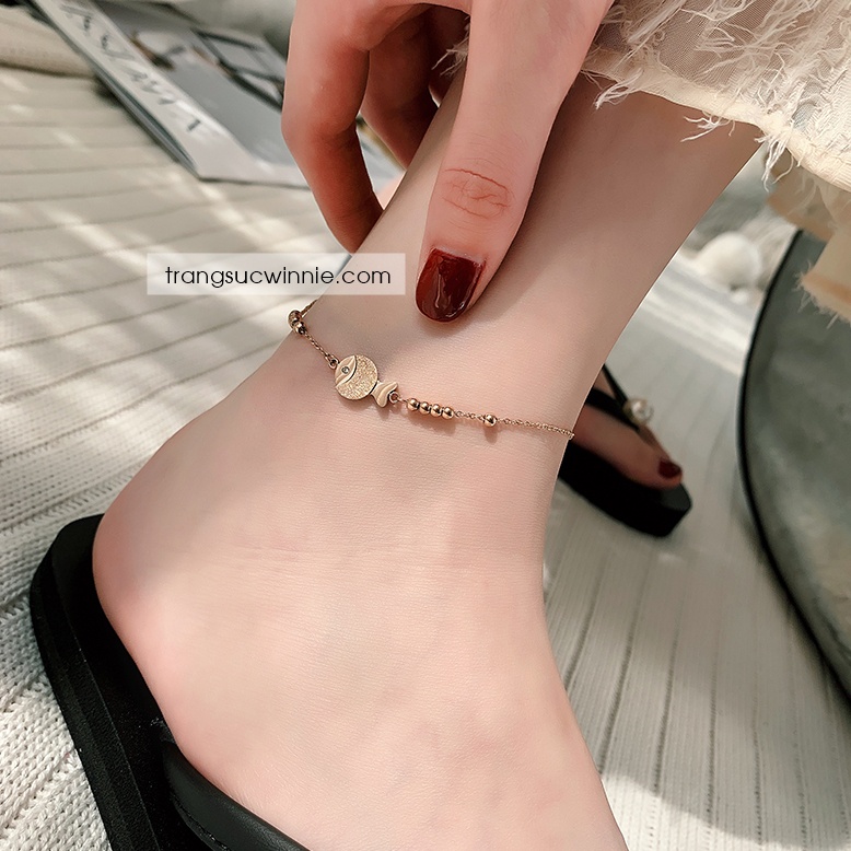 Lắc chân nữ titan cá