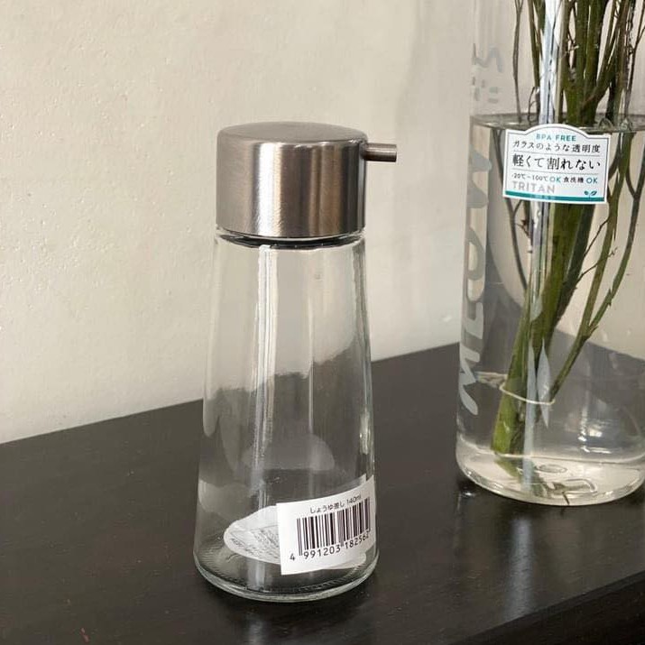 Lọ đựng rót dầu ăn, nước mắm bằng thủy tinh hàng Nhật giúp dễ dàng sử dụng trong nấu nướng hoặc nêm nếm ngay trên bàn ăn