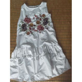Váy Mango thêu tay auth size s