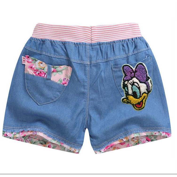 Quần short jean in hoạ tiết chuột mickey và vịt donald đáng yêu cho bé gái