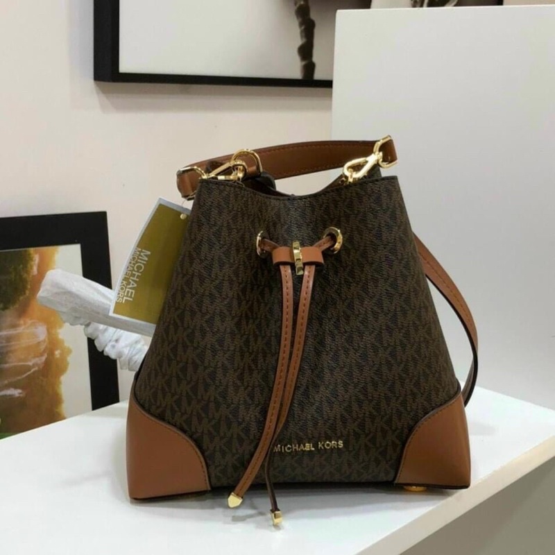 TNS-Túi bucket rút dây siêu hot M•K mercer-chất da bền đẹp-tone nâu kem chữ logo đặc trưng