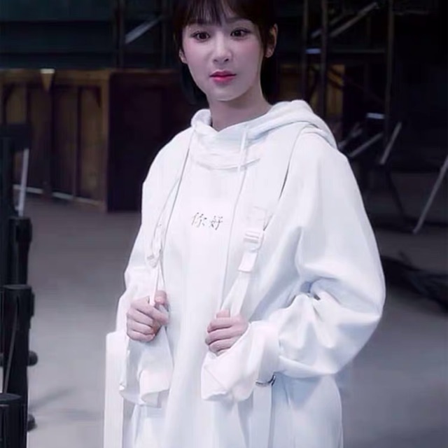 Áo hoodie trong Cá Mực Hầm Mật xinh quá nè .