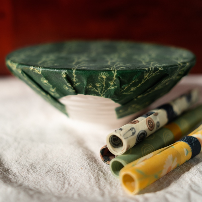 Vải Sáp Ong HEYP Họa Tiết Hoa Trên Nền Đỏ Trầm  - Thay Thế Màng Bọc, Túi Nilon, Giúp Giảm Rác Thải Nhựa