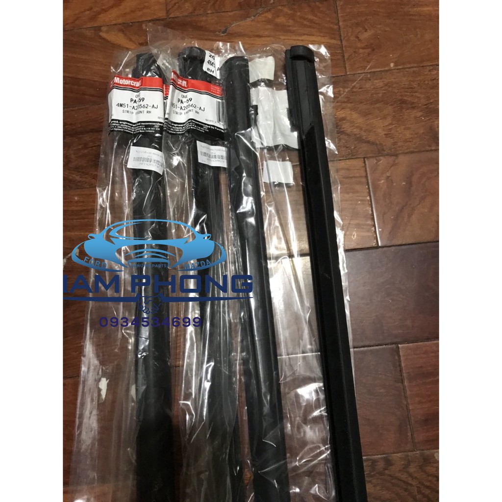 Nẹp ngoài chân kính Focus 05-12 bên lái LH bên phụ RH - 4M51A20563AJ / 4M51A20562AJ / 4M51A25604AK / 4M51A25605AK