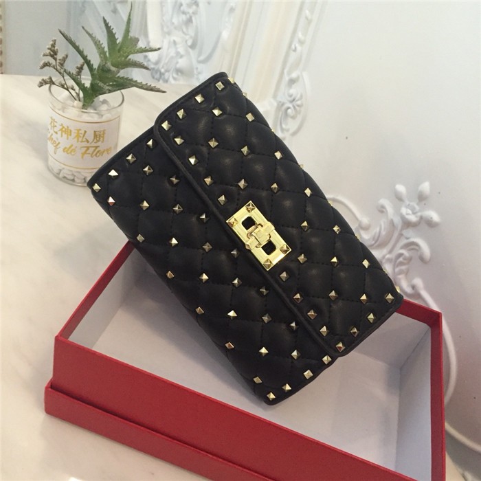 Ví cầm tay đính đinh tán